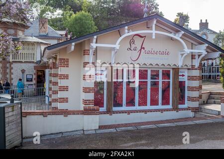 La Fraiseraie (Eisspezialitäten auf Erdbeerbasis) Fassade des französischen Shops mit Logo-Schilder in Fleche, Frankreich 20.5.2021 La Fraiseraie ist berühmt für seine Küche Stockfoto