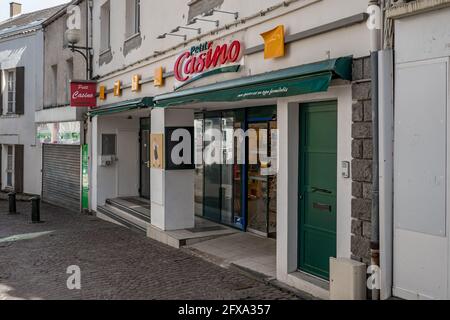 'Petit Casino Superette' (kleiner Supermarkt der Casino-Marke) Front Store Fassade des französischen Shops mit Logo-Beschilderung in Fleche, Frankreich 20.5.2021 Casino i Stockfoto