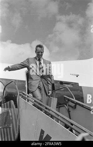 Charlton Heston in den Niederlanden, um am Premierenfilm 55 Days of Peking (55 Tage in Peking) teilzunehmen, 19. Juni 1963, Schauspieler, Filmstars, Niederlande, Presseagentur des 20. Jahrhunderts, Foto, Nachrichten zum erinnern, Dokumentarfilm, historische Fotografie 1945-1990, visuelle Geschichten, Menschliche Geschichte des zwanzigsten Jahrhunderts, Momente in der Zeit festzuhalten Stockfoto