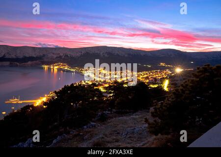 Baska. Antenne Sonnenuntergang brennende Himmel Ansicht der Stadt von Baska. Insel Krk in Kroatien. Stockfoto