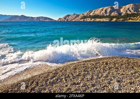 Baska. Idyllischer Kiesstrand mit hohen Wellen in der Stadt von Baska, Insel Krk in der Kvarner Bucht von Kroatien Stockfoto