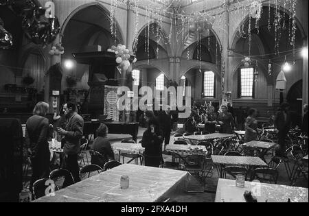 Weihnachtsfeier in der Amstel-Kirche am Amstelveld in Amsterdam; Blick während der Heiligabend-Party, 26. Dezember 1974, Kirchen, Niederlande, 20. Jahrhundert Presseagentur Foto, Nachrichten zu erinnern, Dokumentarfilm, historische Fotografie 1945-1990, visuelle Geschichten, Menschliche Geschichte des zwanzigsten Jahrhunderts, Momente in der Zeit festzuhalten Stockfoto