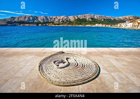 Bootsseil auf Steinpier am Meer, Insel Krk, Kroatien Stockfoto