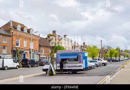 Ungesunder Essensstil: Mobiler Kebab-Van, der an einem bewölkten Tag im Stadtzentrum von Hungerford, einer Marktstadt in berkshire, Südwestengland, geparkt ist Stockfoto