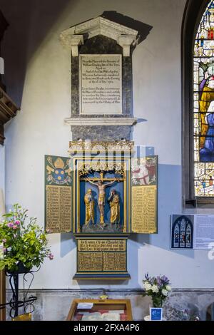 Kreuzigungswand und Kriegsdenkmal in der St. Lawrence's Kirche in Hungerford, einer Marktstadt in der südwestlichen Grafschaft von England Stockfoto