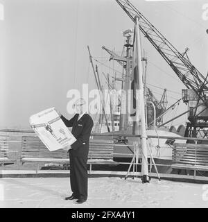 Mr. B. Haverman, Direktor ICEM, zeigt an Bord von HAL-Schiffsplakaten ICEM-Briefmarken, 18. Januar 1966, Plakate, Regisseure, Niederlande, 20. Jahrhundert Presseagentur Foto, Nachrichten zu erinnern, Dokumentarfilm, historische Fotografie 1945-1990, visuelle Geschichten, Menschliche Geschichte des zwanzigsten Jahrhunderts, Momente in der Zeit festzuhalten Stockfoto