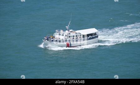 Pentire Point, Cornwall, Großbritannien. Mai 2021. Wetter in Großbritannien. Nach Tagen des Regens war es 16 Grad und sonnig auf dem Pentire Point, ideal für einen Tagesausflug auf dem Jubilee Queen Trip Boot in Padstow. Credit Simon Maycock / Alamy Live News, Stockfoto