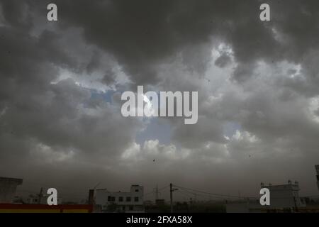 Beawar, Rajasthan, Indien, 26. Mai 2021: Dunkle Wolken schweben während eines Staubsturms durch den Zyklon YaaS in Beawar über der Stadt. Kredit: Sumit-Samarwat/Alamy Live Nachrichten Stockfoto