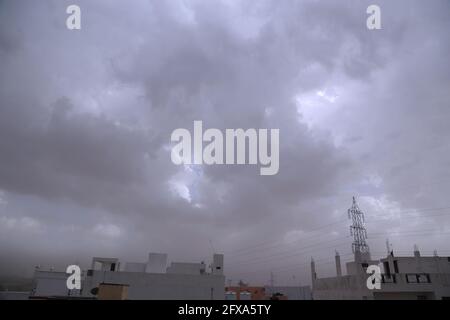 Beawar, Rajasthan, Indien, 26. Mai 2021: Dunkle Wolken schweben während eines Staubsturms durch den Zyklon YaaS in Beawar über der Stadt. Kredit: Sumit-Samarwat/Alamy Live Nachrichten Stockfoto