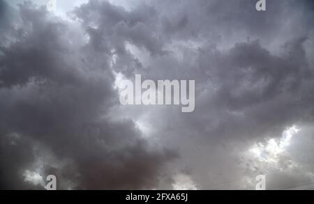 Beawar, Rajasthan, Indien, 26. Mai 2021: Dunkle Wolken schweben während eines Staubsturms durch den Zyklon YaaS in Beawar über der Stadt. Kredit: Sumit-Samarwat/Alamy Live Nachrichten Stockfoto