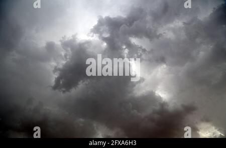 Beawar, Rajasthan, Indien, 26. Mai 2021: Dunkle Wolken schweben während eines Staubsturms durch den Zyklon YaaS in Beawar über der Stadt. Kredit: Sumit-Samarwat/Alamy Live Nachrichten Stockfoto