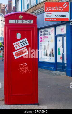 Rote Telefondose zum Verkauf in Bournemouth Town Center, Bournemouth, Dorset UK im Mai Stockfoto