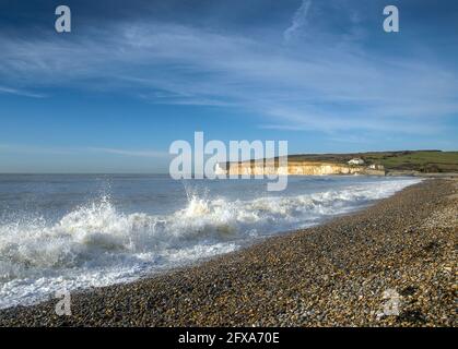 Blick vom Strand in Cuckmere Haven, Sussex, Großbritannien, auf die Cottages von Coastguard Stockfoto