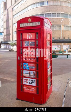 Rote Telefondose zum Verkauf in Bournemouth Town Center, Bournemouth, Dorset UK im Mai Stockfoto