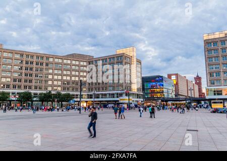 BERLIN, DEUTSCHLAND - 23. JULI 2017: Blick auf den Alexanderplatz in Berlin. Stockfoto