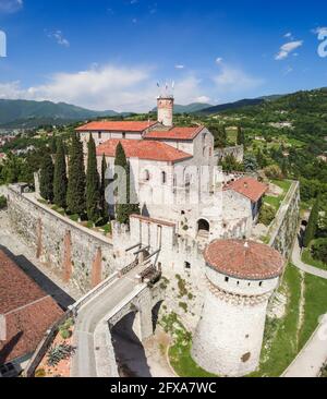 Schöne Aussicht von einer Drohne auf den architektonischen Komplex von Das Schloss in Brescia (Vertikales Foto) Stockfoto