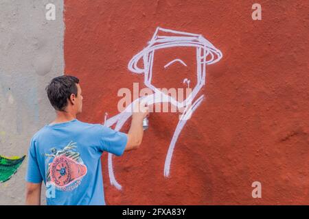 BERLIN, DEUTSCHLAND - 6. AUGUST 2017: Graffiti-Künstler malen auf einem Abschnitt der Berliner Mauer im Mauerpark. Stockfoto