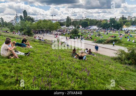 BERLIN, DEUTSCHLAND - 6. AUGUST 2017: Die Menschen genießen Sonntagnachmittag im Mauerpark in Berlin. Stockfoto