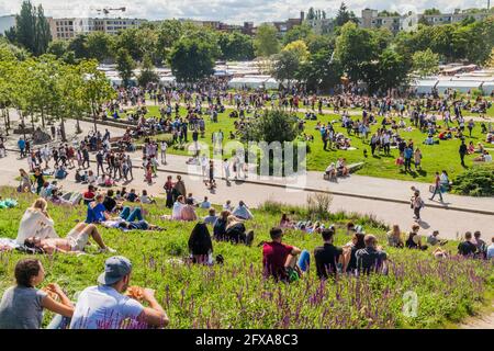 BERLIN, DEUTSCHLAND - 6. AUGUST 2017: Die Menschen genießen Sonntagnachmittag im Mauerpark in Berlin. Stockfoto