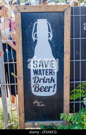 BERLIN, DEUTSCHLAND - 6. AUGUST 2017: Plakat Save Water Bier trinken im Mauerpark. Stockfoto