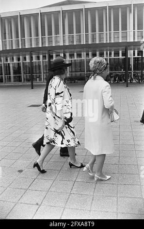Prinzessin Beatrix bei der Ankunft im RAI Convention Center, 23. Juni 1967, Ankünfte, kulturelle Auszeichnungen, Preisverleihungen, Prinzessinnen, Niederlande, Foto der Presseagentur des 20. Jahrhunderts, Nachrichten zur Erinnerung, Dokumentation, historische Fotografie 1945-1990, visuelle Geschichten, Menschliche Geschichte des zwanzigsten Jahrhunderts, Momente in der Zeit festzuhalten Stockfoto