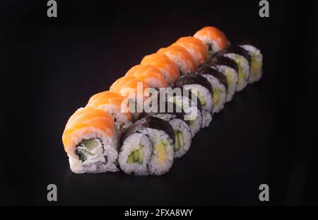 Japanisches Sushi-Set mit Frischkäse, Yin Yang und Lachs Stockfoto