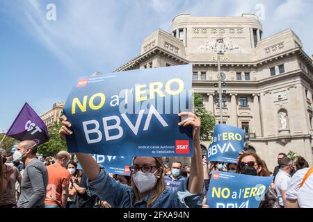 Ein Protestler hält ein Plakat, auf dem steht: Nein zur ERE während der Demonstration. Etwa 2500 Arbeiter der spanischen Bank BBVA aus ganz Katalonien sind zurück, um in Barcelona zu protestieren, die von den Bankengewerkschaften aufgerufen wurden. Vor dem Hauptsitz einer Bank, um eine Verbesserung der Bedingungen von ERE (Arbeitsregulierungsakte) und eine Reduzierung der Zahl der Entlassungen zu fordern. Die Bank hat bereits 90 % der Büros im ganzen Staat geschlossen. (Foto von Thiago Prudencio / SOPA Images/Sipa USA) Stockfoto