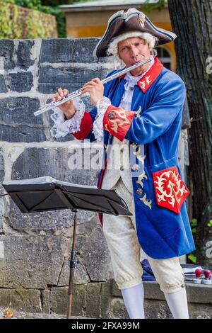 POTSDAM, 14. AUGUST 2017: Historisch gekleideter Musiker im Sanssouci-Park in Potsdam Stockfoto