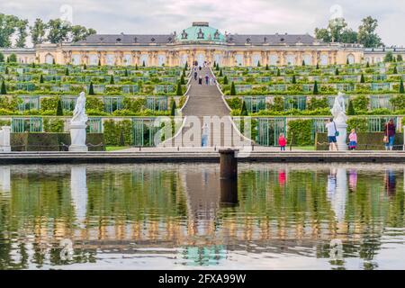 POTSDAM, 14. AUGUST 2017: Weinbergterrassen-Terrassen und Schloss Sanssouci in Potsdam Stockfoto