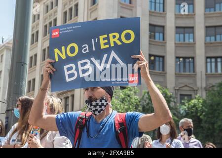 Der Protestierende hält während der Demonstration ein Plakat mit Nein zum ERE.etwa 2500 Beschäftigte der spanischen Bank BBVA aus ganz Katalonien sind zurück, um in Barcelona zu protestieren, die von den Bankengewerkschaften vor einem Bankhauptsitz aufgerufen wurde, um eine Verbesserung der Bedingungen VON ERE zu fordern (Akte zur Beschäftigungsverordnung) und eine Verringerung der Zahl der Entlassungen. Die Bank hat bereits 90 % der Büros im ganzen Staat geschlossen. (Foto von Thiago Prudencio / SOPA Images/Sipa USA) Stockfoto