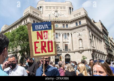 Ein Protestler hält ein Plakat, auf dem steht, dass es keine ÄHRE während der Demonstration gibt.etwa 2500 Arbeiter der spanischen Bank BBVA aus ganz Katalonien sind zurück, um in Barcelona zu protestieren, die von den Bankengewerkschaften vor einem Bankhauptsitz aufgerufen wurde, um eine Verbesserung der Bedingungen VON ERE zu fordern (Akte zur Beschäftigungsverordnung) und eine Verringerung der Zahl der Entlassungen. Die Bank hat bereits 90 % der Büros im ganzen Staat geschlossen. (Foto von Thiago Prudencio / SOPA Images/Sipa USA) Stockfoto