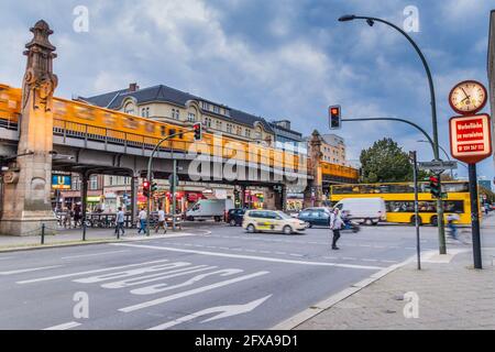 BERLIN, DEUTSCHLAND - 18. AUGUST 2017: Erhöhte Gleise der Berliner U-Bahn an der Bulowstraße. Stockfoto