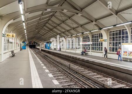 BERLIN, DEUTSCHLAND - 18. AUGUST 2017: Blick auf die Berliner U-Bahn-Station Bulowstrasse. Stockfoto