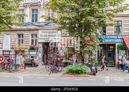 BERLIN, DEUTSCHLAND - 19. AUGUST 2017: Street Art auf einem Gebäude in Berlin. Stockfoto