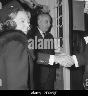 Prinzessin Beatrix bei Ankunft im Singer-Laren, 23. November 1966, an- und Abreise, Prinzessinnen, Fernsehprogramme, Niederlande, Presseagentur des 20. Jahrhunderts, Foto, Nachrichten zu erinnern, Dokumentarfilm, historische Fotografie 1945-1990, visuelle Geschichten, Menschliche Geschichte des zwanzigsten Jahrhunderts, Momente in der Zeit festzuhalten Stockfoto