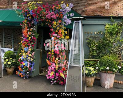 Cobham, Surrey, Großbritannien. Mai 2021. Die Ivy Brasserie und das Restaurant in Cobham, Surrey, Großbritannien, sind bereit für einen verspäteten Start in den britischen Sommer. Kredit: Motofoto/Alamy Live Nachrichten Stockfoto