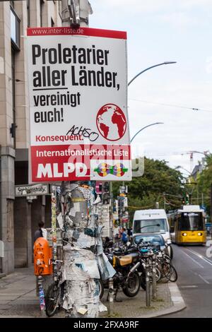 BERLIN, DEUTSCHLAND - 23. AUGUST 2017: Wahlplakat der MLPD-Partei vor der Bundestagswahl 2017. Stockfoto