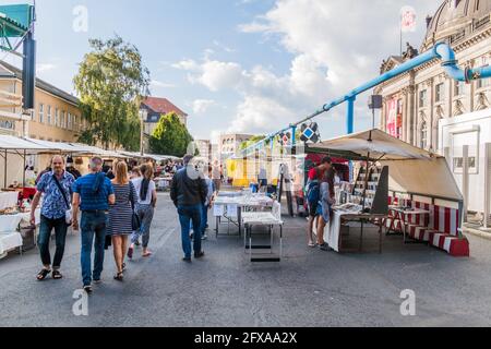 BERLIN, DEUTSCHLAND - 28. AUGUST 2017: Antiquitäten- und Buchmarkt in der Nähe des Bode-Museums in Berlin. Stockfoto