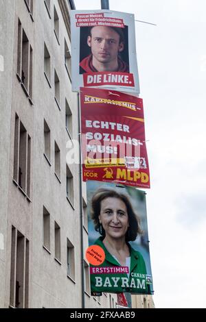 BERLIN, DEUTSCHLAND - 1. SEPTEMBER 2017: Wahlplakate verschiedener Parteien vor der Bundestagswahl 2017. Stockfoto