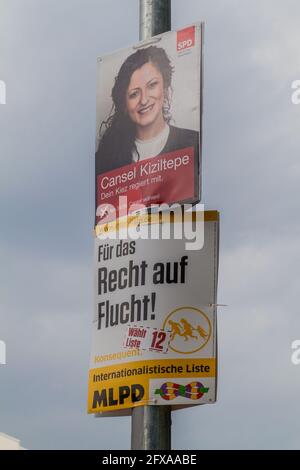 BERLIN, DEUTSCHLAND - 1. SEPTEMBER 2017: Wahlplakate von SPD- und MLPD-Parteien vor der Bundestagswahl 2017. Stockfoto