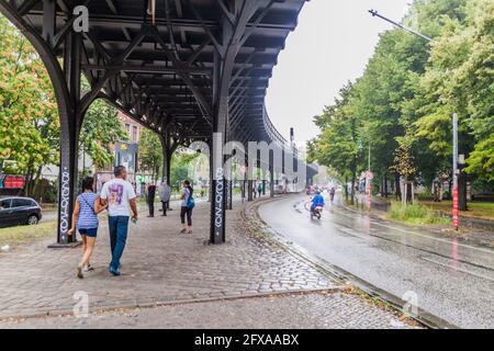 BERLIN, DEUTSCHLAND - 1. SEPTEMBER 2017: Höhenspur der Berliner U-Bahn in der Nähe der Station Schlesisches Tor. Stockfoto