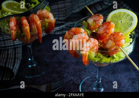 Frische Meeresgerichte Garnelen-Cocktail-Vorspeise in einem tropischen Touristenrestaurant in einem Glas mit Garnelen-Dekoration mit Dill, Zitrone, le serviert Stockfoto