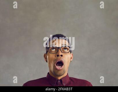Überrascht glücklicher Mann mit Brille und Blick auf Nahaufnahme Studio-Aufnahme Hochformat Stockfoto
