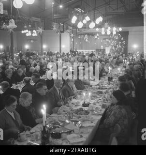 Weihnachtsessen im Tivoli für ältere Menschen, angeboten von der Utrecht Heilsarmee, 21. Dezember 1963, BIRTHERS, Weihnachtsessen, Niederlande, Presseagentur des 20. Jahrhunderts, Foto, Nachrichten zum erinnern, Dokumentarfilm, historische Fotografie 1945-1990, visuelle Geschichten, Menschliche Geschichte des zwanzigsten Jahrhunderts, Momente in der Zeit festzuhalten Stockfoto