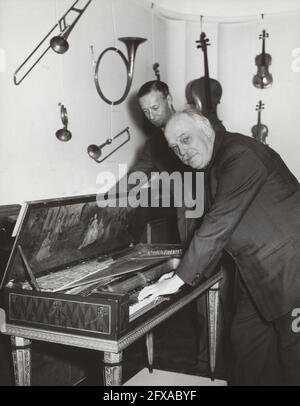 Am Donnerstagnachmittag eröffnete der Vorsitzende des Concertgebouw in Amsterdam, Herr J.W. de Jong Schouwenburg, die Mozart-Ausstellung im Concertgebouw. Herr D.J. Balfoort, ehemaliger Kurator des Gemeentemuseums Den Haag, spielt das Tafelklavier aus Mozarts Zeit. Hinter ihm Herr de Jong Schouwenburg, 14. Juni 1956, Musik, Musikinstrumente, Eröffnungen, Ausstellungen, Niederlande, Foto der Presseagentur des 20. Jahrhunderts, Nachrichten zur Erinnerung, Dokumentarfilm, historische Fotografie 1945-1990, visuelle Geschichten, Menschliche Geschichte des zwanzigsten Jahrhunderts, Momente in der Zeit festzuhalten Stockfoto