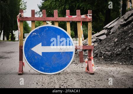 Straßenschilder. Straßenarbeiten. Straßenwarnschilder. Straßen der Stadt. Straßenschild mit Richtungsanzeige Stockfoto