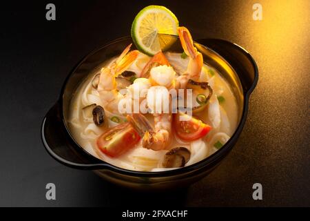 thai tom Yam Kung Suppe mit Garnelen, Zwiebeln und Tomaten Stockfoto