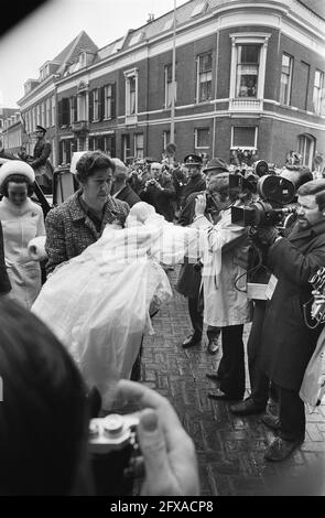 Taufe von Prinz Konstantin und Prinz Bernhard in der Domkirche in Utrecht. Ankunft in der Kirche, 21. Februar 1970, Taufzeremonien, Ankünfte, Kirchen, Prinzen, Niederlande, Presseagentur des 20. Jahrhunderts, Foto, Nachrichten zu erinnern, Dokumentarfilm, historische Fotografie 1945-1990, visuelle Geschichten, Menschliche Geschichte des zwanzigsten Jahrhunderts, Momente in der Zeit festzuhalten Stockfoto