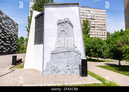 Samara, Russland - 23. Mai 2021: Bas-Relief, das dem Denkmal auf dem Berg Shipka in Bulgarien gewidmet ist. Zum Gedenken an die Toten im russisch-türkischen Krieg Stockfoto