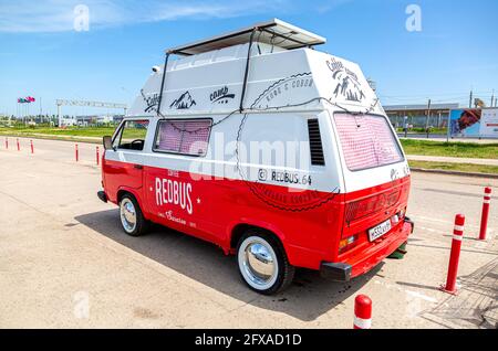 Samara, Russland - 25. Mai 2021: Roter gemütlicher mobiler Kaffeewagen. Kleiner Mini-Bus-Lebensmittelmarkt mit Snacks und Kaffee Stockfoto